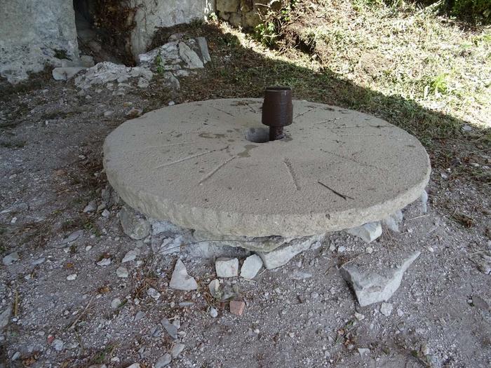 Meule dormante en grès du moulin à farine de Massoins. Cliché, P.Thomassin, Roudoule.