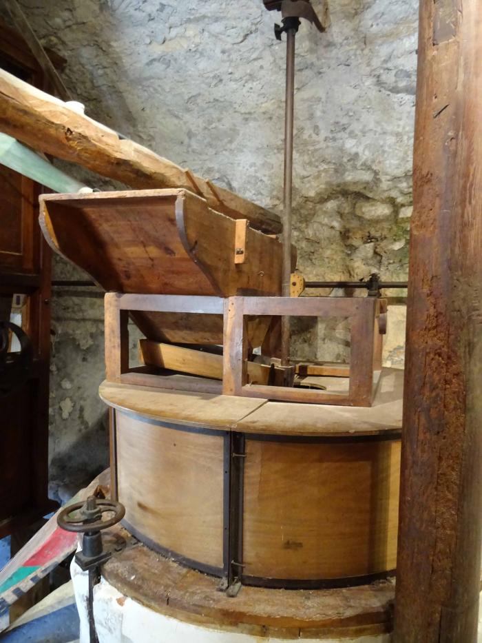 Meules et trémie du moulin à farine d'Entrevaux. Cliché, P. Thomassin, Roudoule.