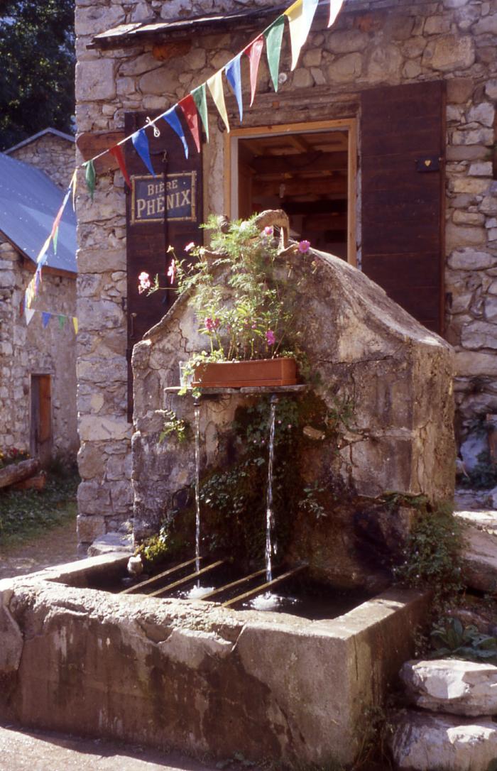 Fontaine, Aurent, 2001. Cliché : Thomassin, Philippe, Roudoule, écomusée en terre gavotte.
