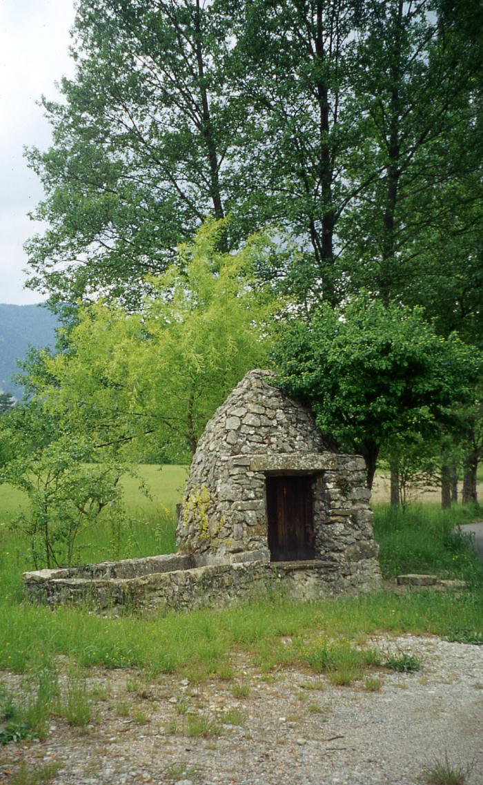 Castellet-les-Sausses - Puit et bassin