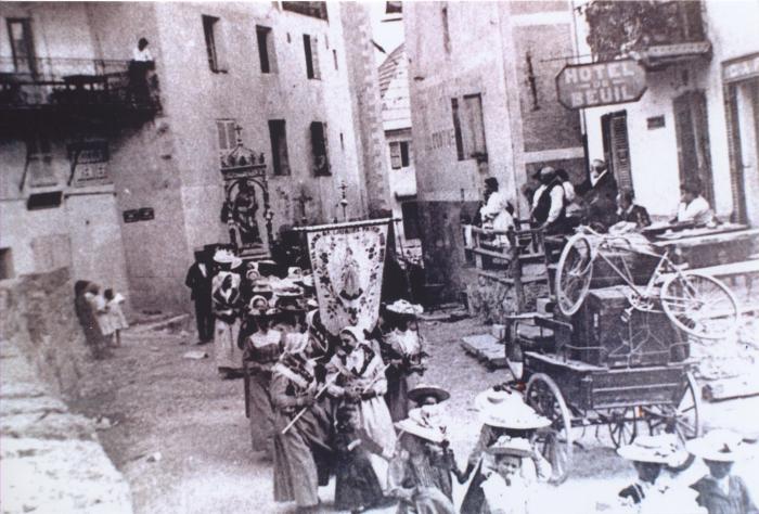 Procession devant l'hôtel de Beuil avec une bannière dédiée à ND de Lourdes.
