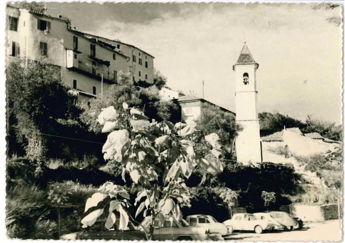 LA FRANCE TOURISTIQUE 
LA PENNE Alt.825 m. (A.-M.)
Le Parking &amp; l’Église