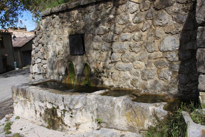 Fontaine du Téron. Cliché, Thomassin, Philippe. Roudoule, écomusée en terre gavotte.