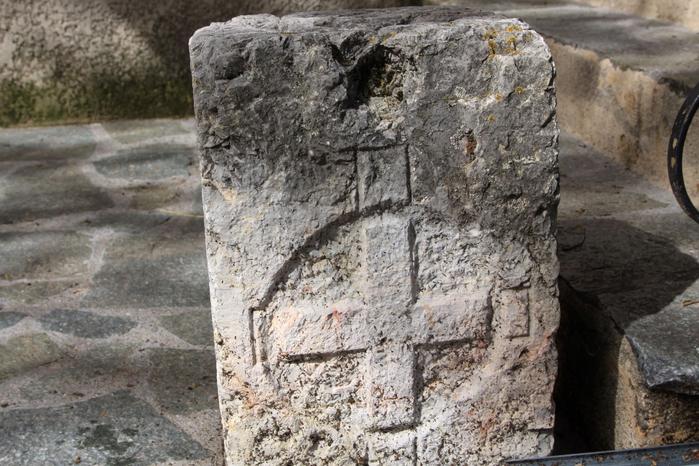 Borne frontière, avec la Croix de Savoie :  n°43, datée de 1823,  anciennement placée au col de Saint-Léger.