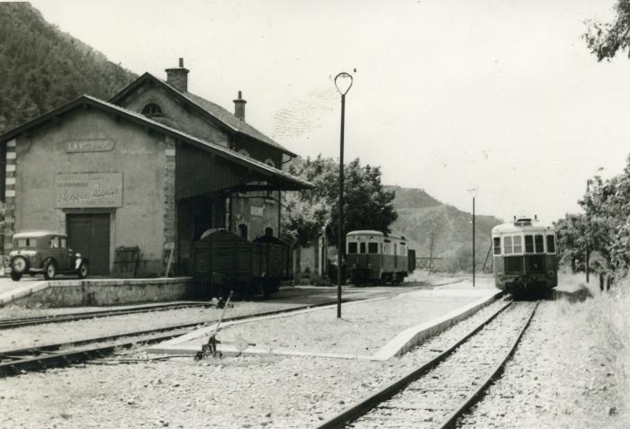 Autorail Renault ABH1 et Locomotive Brissonneau &amp; Lotz en gare de la Vésubie (Plan-du-Var)
