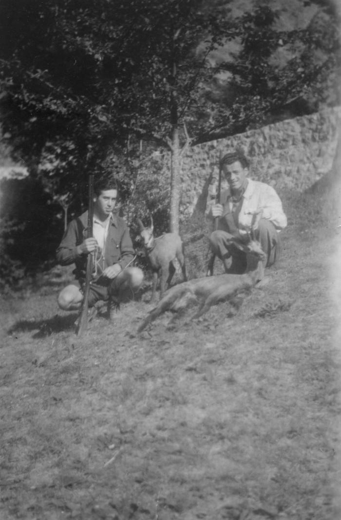[Chasseurs avec un chamois abattu au sol et un jeune chamois vivant, Bouchanières, 26 août 1951.]
