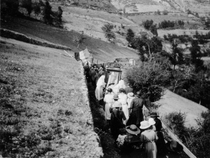 [Procession, hameau du Serre.]