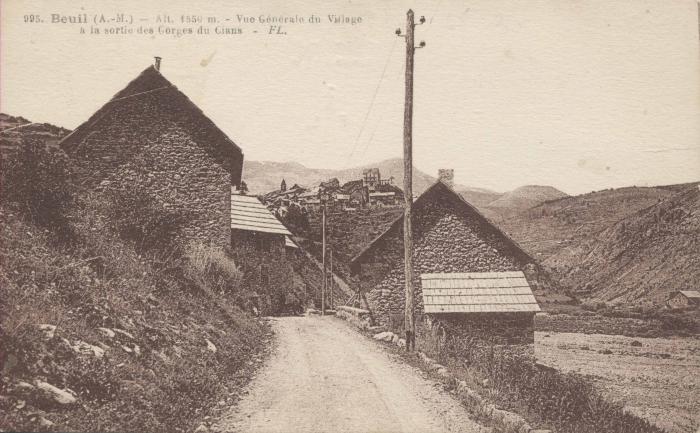 995. - Beuil (A.-M.) alt 1550 m - Vue générale du village à la sortie des Gorges du Cians