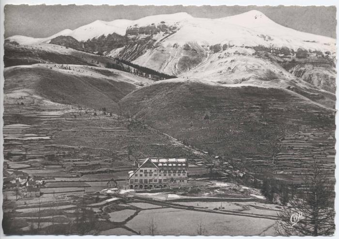 2. Beuil (A.-M.) - L'Hôtel du Mont Mounier (alt. 1600 m ) et le Mont Mounier (alt. 2800m)