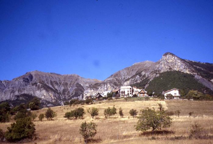 Châteauneuf-d'Entraunes, vue générale. Cliché P. Thomassin, 2001.