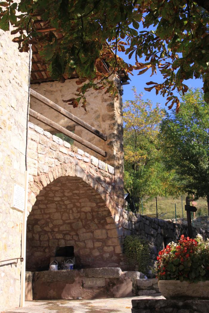 La Croix-sur-Roudoule, fontaine lavoir. Cliché P. Thomassin