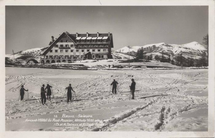 16. Beuil -  skieurs devant l'Hôtel du Mont Mounier - Alt 1600 m (Ch et M.Dalmas et Guilgot Arrhs)/LL