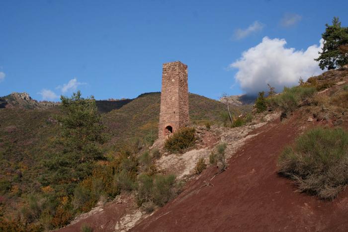 Demi-haut fourneau de la mine de cuivre de Léouvé (Hameau de La Croix-sur-Roudoule). Cliché P.Thomassin