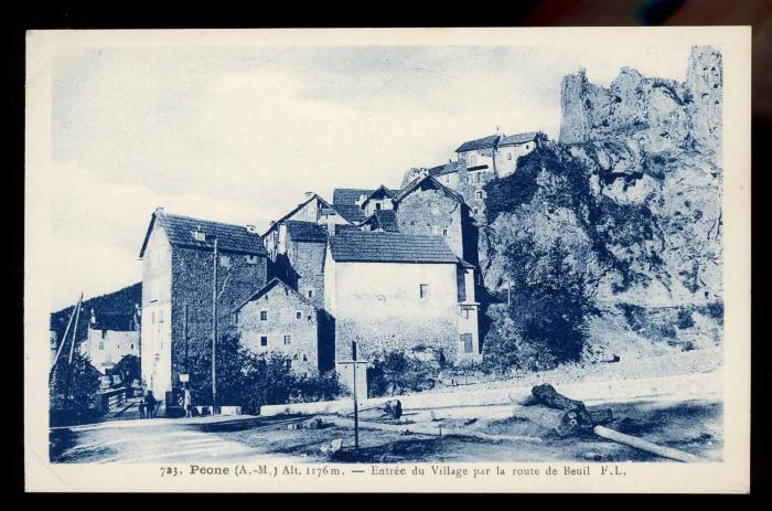 723 Péone (A.-M.), Alt 1176 m. - Entrée du village par la route de Beuil - FL
