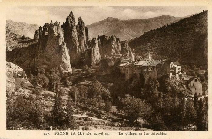 727 Péone (A.M.), alt 1176 m. Le village et les aiguilles. FL