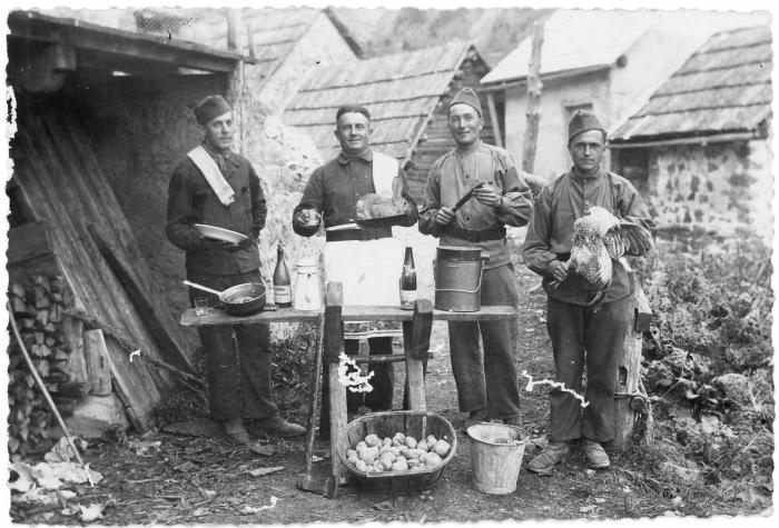 [Militaires préparant la cuisine, 2e quart du 20e siècle]