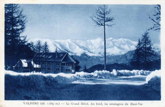 VALBERG (alt. 1.669 m.) - Le Grand Hôtel. Au fond, les montagnes du Haut-Var